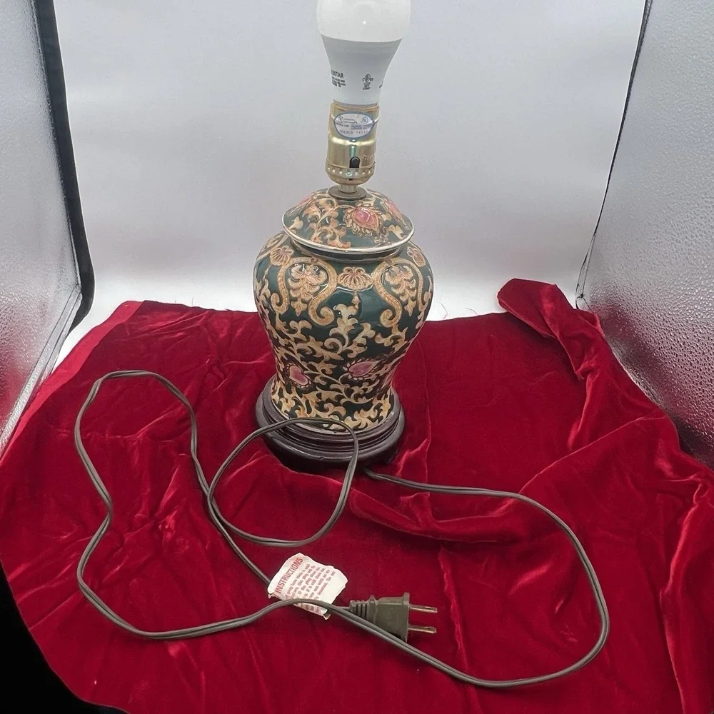 Lamp Oriental Porcelain Vase Floral Design with Oval Shade Vintage Asian Decor‎